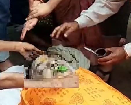 पंचतत्व में विलीन हुये जज उत्तम आनंद, पोते का हाथ पकड़ कर पिता ने दी मुखाग्नि पंचतत्व में विलीन हुये जज उत्तम आनंद, पोते का हाथ पकड़ कर पिता ने दी मुखाग्नि