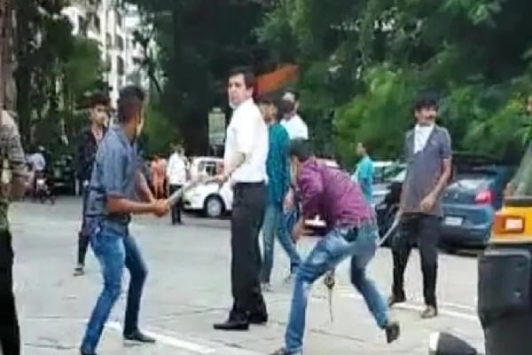 वकील पर तलवारों से जानलेवा हमला वकील पर तलवारों से जानलेवा हमला