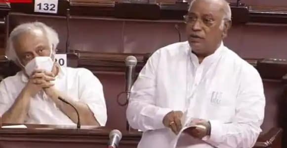 मोदी खुद जिम्मेदारी नहीं लेते, ढूंढते हैं बलि का बकरा : मल्लिकार्जुन खड़गे मोदी खुद जिम्मेदारी नहीं लेते, ढूंढते हैं बलि का बकरा : मल्लिकार्जुन खड़गे