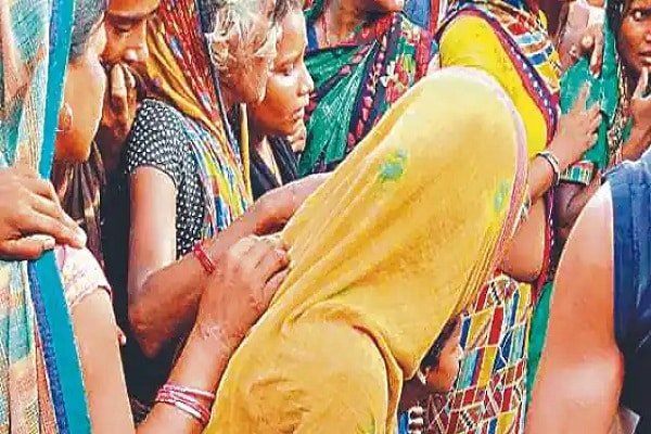 गड्ढे में डूबकर मां और चार बच्चों की मौत गड्ढे में डूबकर मां और चार बच्चों की मौत