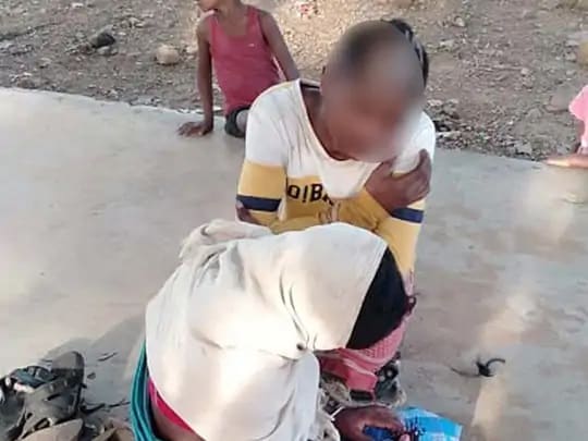 प्रेमी जोड़े का सिर मुंडवाकर गांव में घुमाया, Police ने कही ये बात... प्रेमी जोड़े का सिर मुंडवाकर गांव में घुमाया, Police ने कही ये बात...