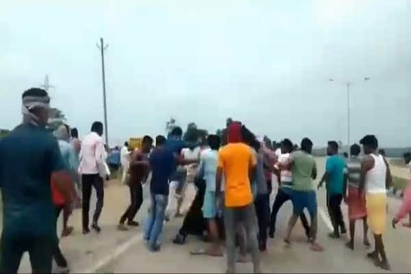 बिगड़ते माहौल को पुलिस ने बचाया, वरना...(वीडियो) बिगड़ते माहौल को पुलिस ने बचाया, वरना...(वीडियो)