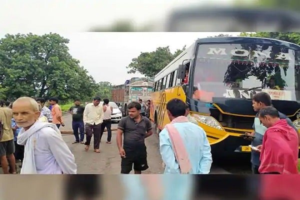 चलती बस से गिरी महिला, ग्रामीणों ने आधे घंटे किया सड़क जाम चलती बस से गिरी महिला, ग्रामीणों ने आधे घंटे किया सड़क जाम