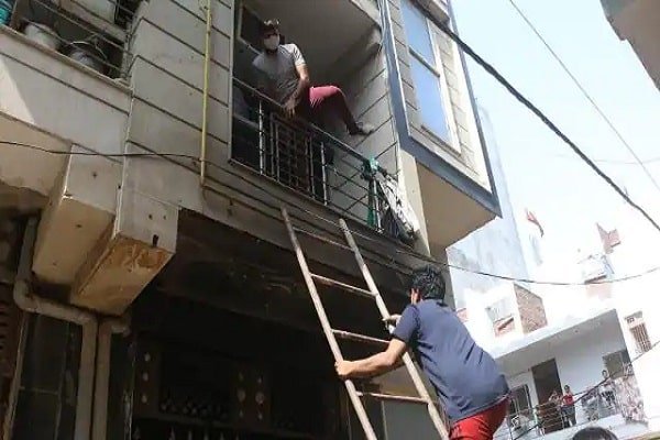 पांच मंजिला मकान में लगी आग, 2 बच्चियों की मौत, तीन गंभीर पांच मंजिला मकान में लगी आग, 2 बच्चियों की मौत, तीन गंभीर