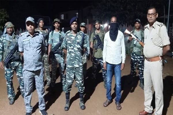 दो जवानों की हत्या का आरोपी हार्डकोर माओवादी धराया दो जवानों की हत्या का आरोपी हार्डकोर माओवादी धराया