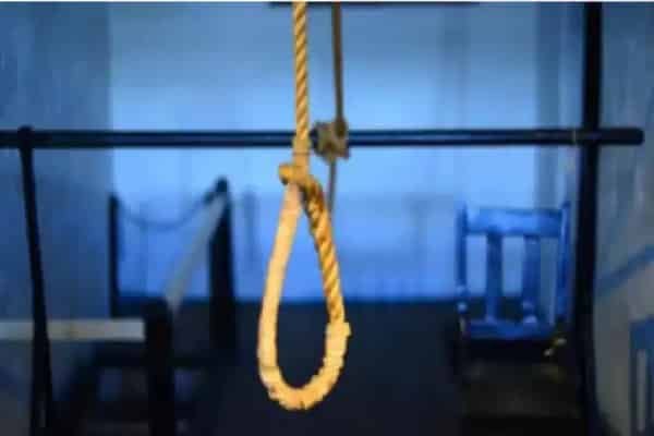दिल्ली से झारखंड हुआ था ट्रांसफर, अब फंदे से झूलते मिली CRPF के हेड कांस्टेबल की लाश दिल्ली से झारखंड हुआ था ट्रांसफर, अब फंदे से झूलते मिली CRPF के हेड कांस्टेबल की लाश