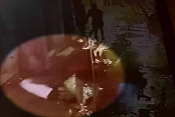 फोन पर बात कर रहे युवक के सिर में मारी गोली, वारदात CCTV में कैद फोन पर बात कर रहे युवक के सिर में मारी गोली, वारदात CCTV में कैद