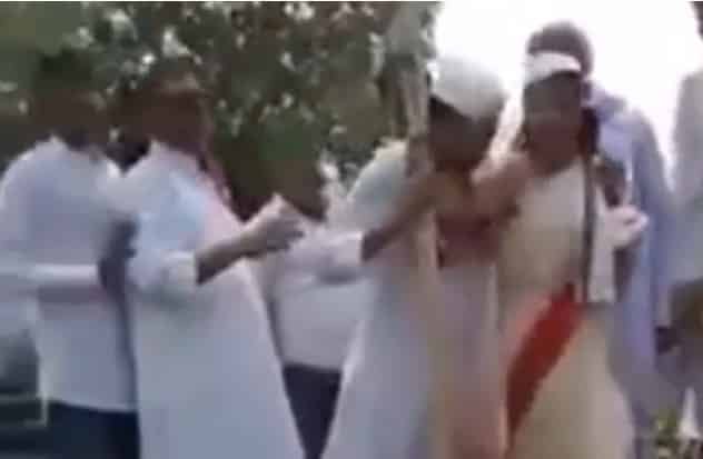 झंडा फहराने के दौरान गस खाकर गिर पड़े, अस्पताल में तोड़ा दम(Video) झंडा फहराने के दौरान गस खाकर गिर पड़े, अस्पताल में तोड़ा दम(Video)