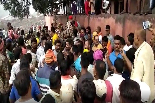 अब धनबाद के इस आउटसोर्सिंग में बमबाजी, 3 हिरासत में... (वीडियो) अब धनबाद के इस आउटसोर्सिंग में बमबाजी, 3 हिरासत में... (वीडियो)