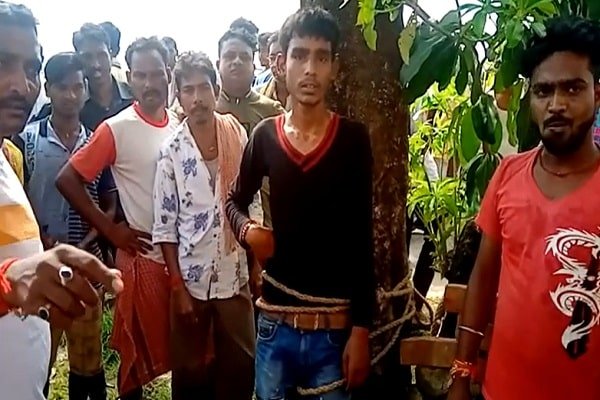 घर के आंगन से बाइक उड़ाने वाला कैसे धराया, देखें वीडियो घर के आंगन से बाइक उड़ाने वाला कैसे धराया, देखें वीडियो