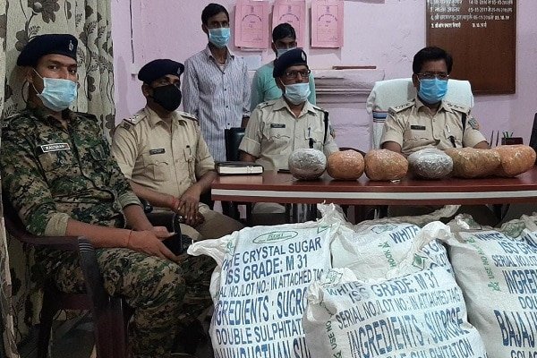 कार के अंदर झांकी तो दंग रह गई पुलिस, दो को दबोचा कार के अंदर झांकी तो दंग रह गई पुलिस, दो को दबोचा
