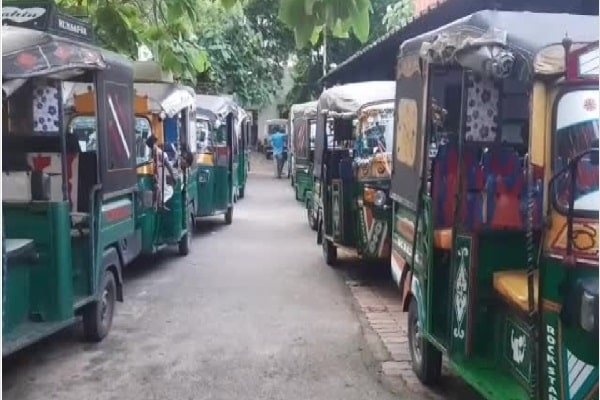 जज उत्तम आनंद मौत मामला : ढाई सौ ऑटो को लाया गया थाना जज उत्तम आनंद मौत मामला : ढाई सौ ऑटो को लाया गया थाना