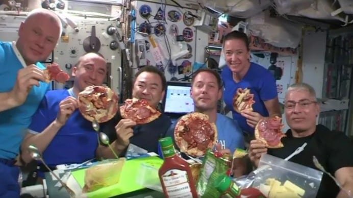 अंतरिक्ष में हुई Pizza Party, देखें स्पेस स्टेशन के अंदर का नजारा (VIDEO) अंतरिक्ष में हुई Pizza Party, देखें स्पेस स्टेशन के अंदर का नजारा (VIDEO)