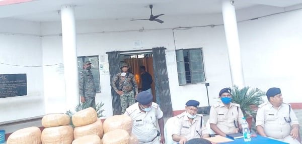 रांची से धनबाद जा रही कार को रोका तो दंग रह गयी पुलिस रांची से धनबाद जा रही कार को रोका तो दंग रह गयी पुलिस