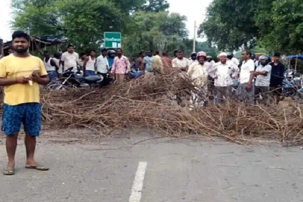 पलामू में दिनदहाड़े गला काटकर युवक की हत्या पलामू में दिनदहाड़े गला काटकर युवक की हत्या