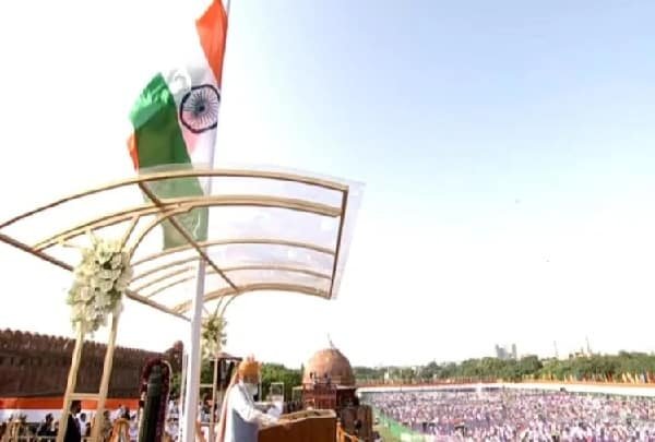 आजादी की 75वीं वर्षगांठ पर लालकिले से गरजे पीएम मोदी, दिया ये संदेश आजादी की 75वीं वर्षगांठ पर लालकिले से गरजे पीएम मोदी, दिया ये संदेश