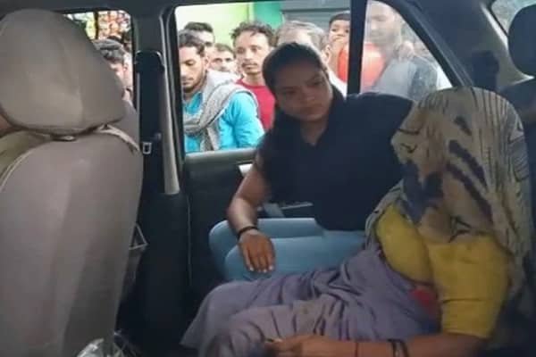 मां को निर्वस्त्र कर घसीट-घसीटकर पीटा मां को निर्वस्त्र कर घसीट-घसीटकर पीटा