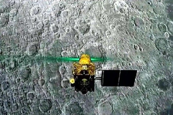 चंद्र मिशन ‘चंद्रयान-2’ : ऑर्बिटर ने चांद पर देखे पानी के अणु चंद्र मिशन ‘चंद्रयान-2’ : ऑर्बिटर ने चांद पर देखे पानी के अणु