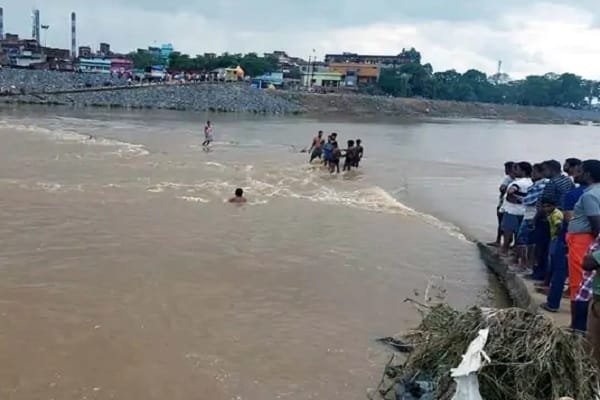Bike समेत नदी में बहा युवक, ऐसे बची जान Bike समेत नदी में बहा युवक, ऐसे बची जान