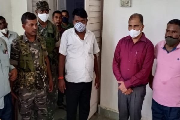 बिना चढ़ावा नहीं होगा काम... घूस लेते धरा गये कल्याण पदाधिकारी और क्लर्क बिना चढ़ावा नहीं होगा काम... घूस लेते धरा गये कल्याण पदाधिकारी और क्लर्क