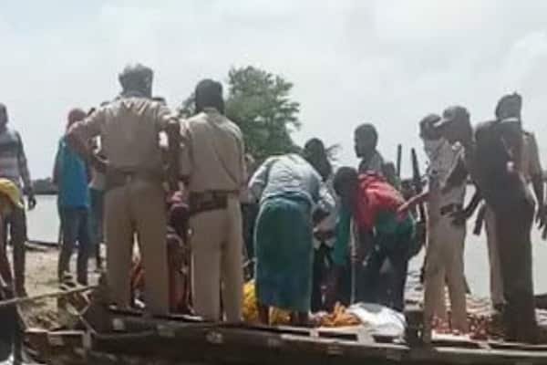 गंगा नदी की बाढ़ में नाव पलटी, 2 की मौत गंगा नदी की बाढ़ में नाव पलटी, 2 की मौत