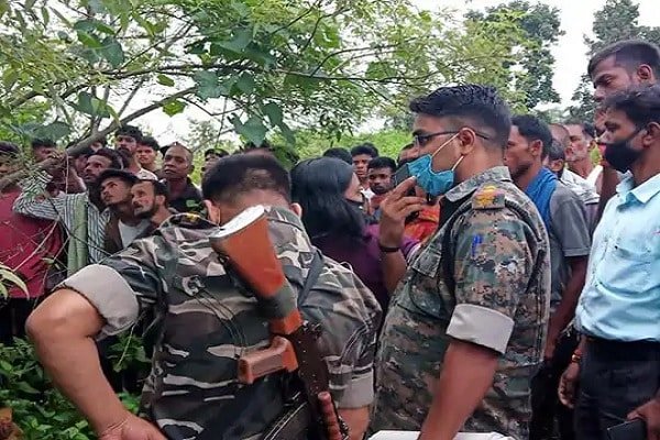 मीटिंग में जाने की बात कह निकला घर से, फंदे से लटकी मिली लाश मीटिंग में जाने की बात कह निकला घर से, फंदे से लटकी मिली लाश