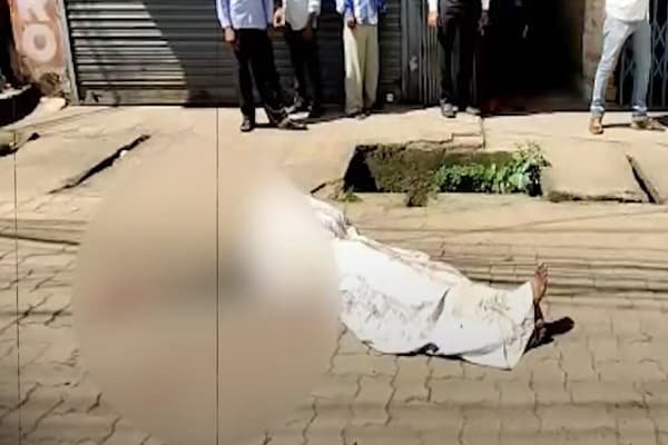चलते-चलते नाले में गिरा युवक, फिर पुलिस ने... (देखें वीडियो) चलते-चलते नाले में गिरा युवक, फिर पुलिस ने... (देखें वीडियो)