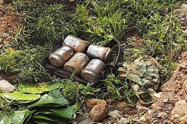 सुरक्षाबलों को उड़ाने की साजिश नाकाम, 5 IED केन बम बरामद सुरक्षाबलों को उड़ाने की साजिश नाकाम, 5 IED केन बम बरामद