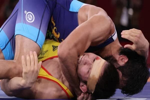 रेसलिंग में रवि ने किया कमाल, सिल्वर मेडल पक्का रेसलिंग में रवि ने किया कमाल, सिल्वर मेडल पक्का