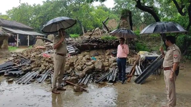 मकान गिरने से एक ही परिवार के 3 लोगों समेत 4 की मौत मकान गिरने से एक ही परिवार के 3 लोगों समेत 4 की मौत