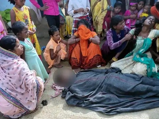 बेंगलुरु से करमा मनाने आया था घर, लोगों ने कमरे में झांका तो रह गए दंग बेंगलुरु से करमा मनाने आया था घर, लोगों ने कमरे में झांका तो रह गए दंग
