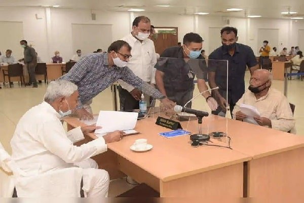 सीएम के जनता दरबार में आया अजीब मामला, हंसने लगे नीतीश, जानिए क्यों सीएम के जनता दरबार में आया अजीब मामला, हंसने लगे नीतीश, जानिए क्यों