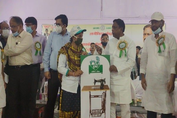 महिलाओं को आत्मनिर्भर बनाने के लिए बनी है ‘हुनर एवं चास हाट परियोजना’ : आलमगीर आलम महिलाओं को आत्मनिर्भर बनाने के लिए बनी है ‘हुनर एवं चास हाट परियोजना’ : आलमगीर आलम