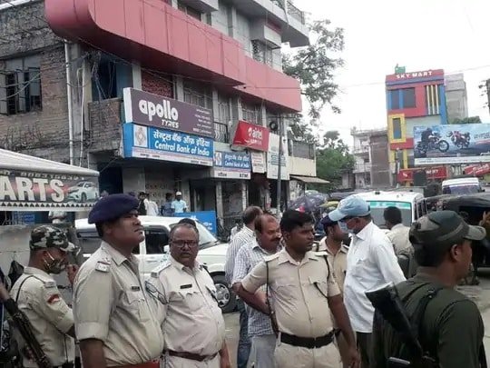 बैंक के अंदर से 5.42 लाख ले उड़े बदमाश, देखिये कैसे... बैंक के अंदर से 5.42 लाख ले उड़े बदमाश, देखिये कैसे...