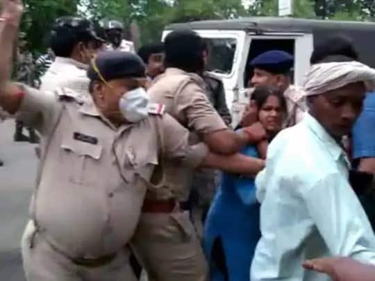 बरामदे में मिला युवक का शव, परिजनों ने हत्या का आरोप लगाकर किया सड़क जाम बरामदे में मिला युवक का शव, परिजनों ने हत्या का आरोप लगाकर किया सड़क जाम