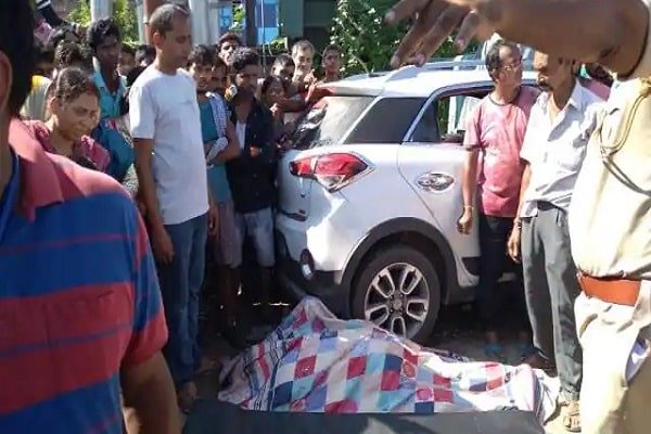 तेज रफ्तार कार ने 6 लोगों को रौंदा, दो की मौत, चार घायल तेज रफ्तार कार ने 6 लोगों को रौंदा, दो की मौत, चार घायल