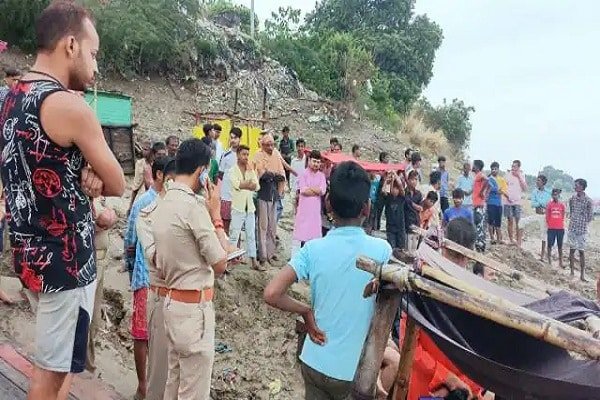 विंध्याचल में गंगा में पलटी नाव, रांची के एक परिवार के तीन बच्चों समेत छह लोग डूबे विंध्याचल में गंगा में पलटी नाव, रांची के एक परिवार के तीन बच्चों समेत छह लोग डूबे