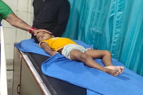 दुकान के बाहर लगे टीनशेड में आया करंट, तीन बच्चों समेत पांच की मौत दुकान के बाहर लगे टीनशेड में आया करंट, तीन बच्चों समेत पांच की मौत