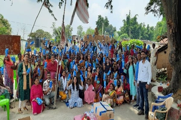 सैनिटरी पैड के उपयोग और फायदे से महिलाओं को कराया अवगत सैनिटरी पैड के उपयोग और फायदे से महिलाओं को कराया अवगत