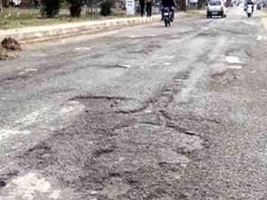 कोडरमा में NH की जर्जर स्थिति पर HC नाराज, पूछा- एक ही बरसात में कैसे बह गई सड़क कोडरमा में NH की जर्जर स्थिति पर HC नाराज, पूछा- एक ही बरसात में कैसे बह गई सड़क