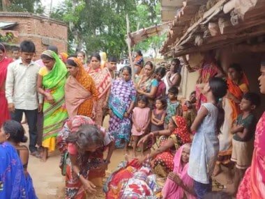 शौचालय टंकी में काम कर रहे थे मजदूर, अचानक मच गई चीख-पुकार शौचालय टंकी में काम कर रहे थे मजदूर, अचानक मच गई चीख-पुकार