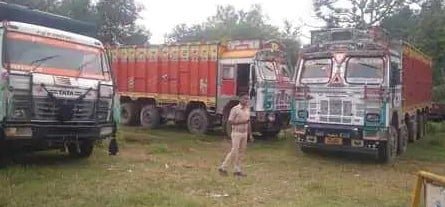 अवैध बालू लदे 3 ट्रक और 1 पोकलेन जब्त, 4 पहुंचे हवालात अवैध बालू लदे 3 ट्रक और 1 पोकलेन जब्त, 4 पहुंचे हवालात