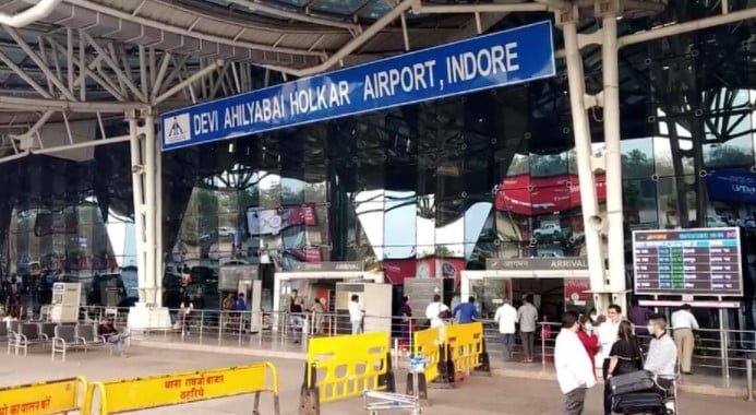 एयरपोर्ट पर साध्वी का बैग खोलते ही सुरक्षाकर्मियों के उड़ गये होश एयरपोर्ट पर साध्वी का बैग खोलते ही सुरक्षाकर्मियों के उड़ गये होश