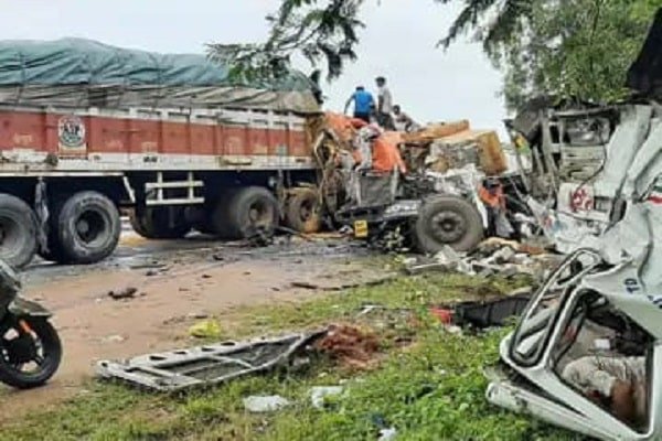 दो ट्रकों में जोरदार टक्कर, 2 की मौत, 1 गंभीर दो ट्रकों में जोरदार टक्कर, 2 की मौत, 1 गंभीर