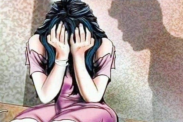 शर्मनाक : इस आरोप में महिला को निर्वस्त्र कर पूरे गांव में घुमाया शर्मनाक : इस आरोप में महिला को निर्वस्त्र कर पूरे गांव में घुमाया