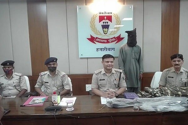 इतना लेवी पहुंचा दो नहीं तो …और हथियार के साथ धरा गया जब्बार इतना लेवी पहुंचा दो नहीं तो …और हथियार के साथ धरा गया जब्बार
