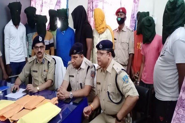11 साइबर अपराधी चढ़े पुलिस के हत्थे 11 साइबर अपराधी चढ़े पुलिस के हत्थे