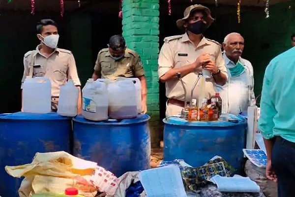नकली शराब की मिनी फैक्ट्री का खुलासा, मकान मालिक गिरफ्तार नकली शराब की मिनी फैक्ट्री का खुलासा, मकान मालिक गिरफ्तार