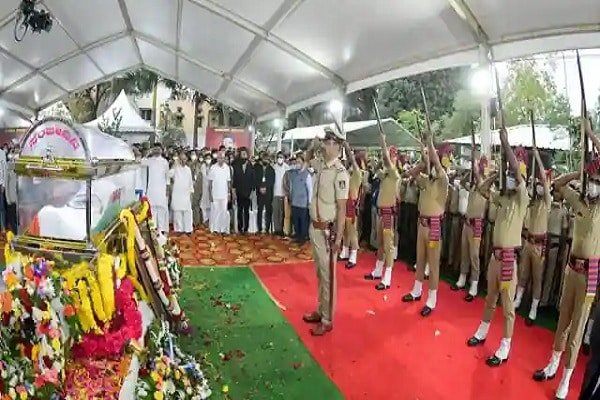 राजकीय सम्मान के साथ सुपरस्टार Puneeth Rajkumar का हुआ अंतिम संस्कार राजकीय सम्मान के साथ सुपरस्टार Puneeth Rajkumar का हुआ अंतिम संस्कार