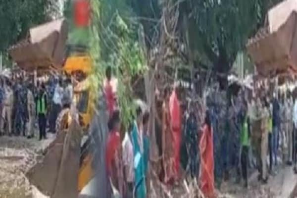 अतिक्रमण हटाने गई पुलिस पर टूट पड़े लोग, ऐसे जान बचाकर भागी टीम अतिक्रमण हटाने गई पुलिस पर टूट पड़े लोग, ऐसे जान बचाकर भागी टीम